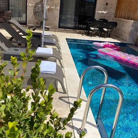 Kas Merkezde Oezel Havuzlu Tas Villa